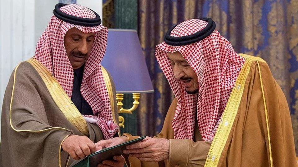 العاهل السعودي الملك سلمان بن عبد العزيز  يتسلم قلادة “أبي بكر الصديق”