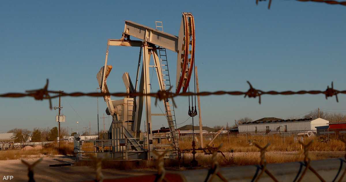النفط يهبط 5 دولارات إلى أقل مستوى في أكثر من عام