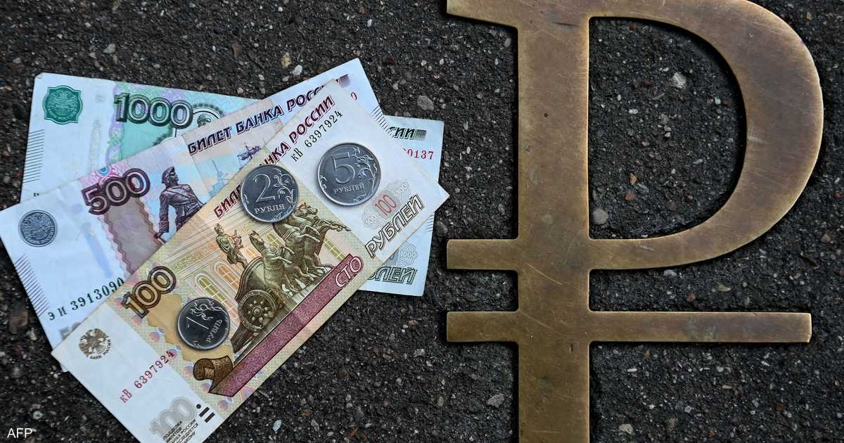 بعد عام على الحرب.. هل تواصل العملة الروسية صمودها؟