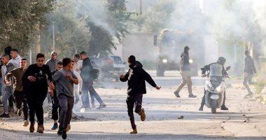 إصابة 4 فلسطينيين في اعتداء المستوطنين على السيارات على أطراف “رام الله”