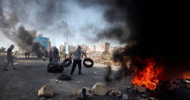 مستوطنون إسرائيليون يعتدون على سيارات مدنيين فلسطينيين بالضفة الغربية