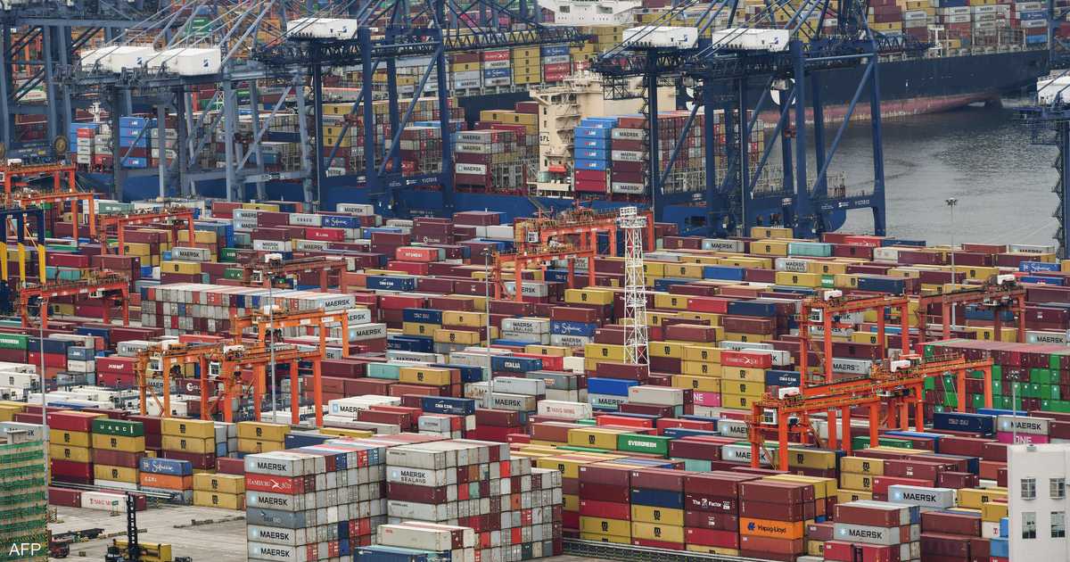 تراجع الطلب العالمي يهبط بالصادرات الصينية في يناير وفبراير