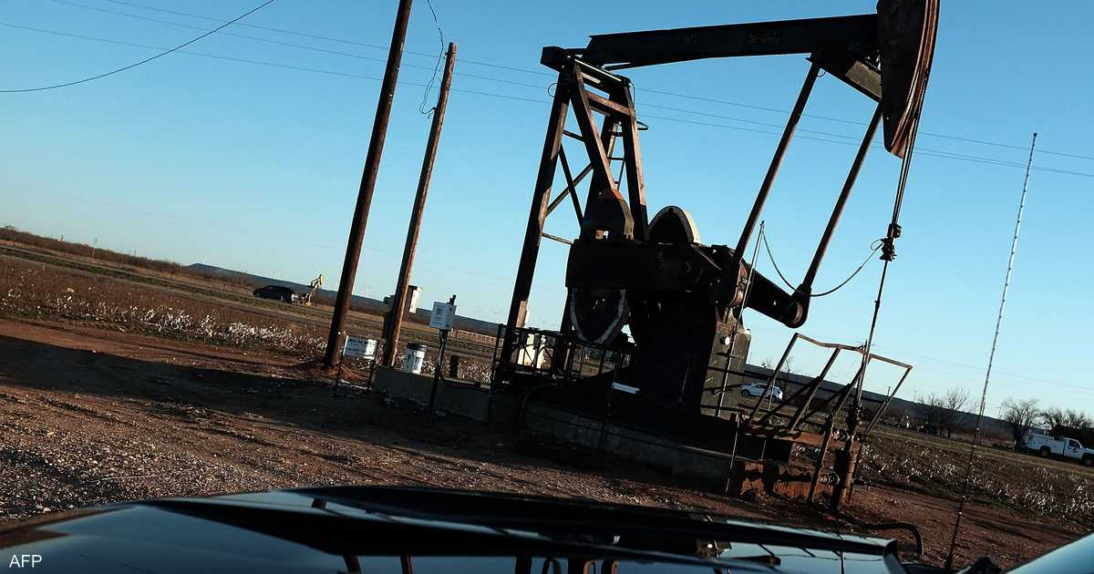 النفط يهبط وسط مخاوف الأسواق من أزمات بالبنوك