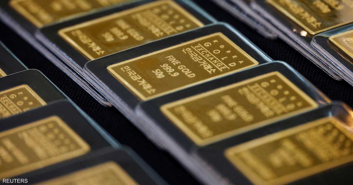 الذهب يعكس مساره ويرتفع بسبب ضعف الدولار
