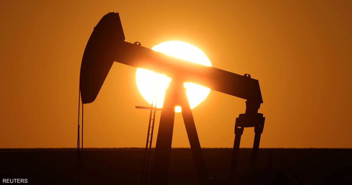 النفط يستقر بعد انخفاض مفاجئ لمخزونات الخام الأميركية