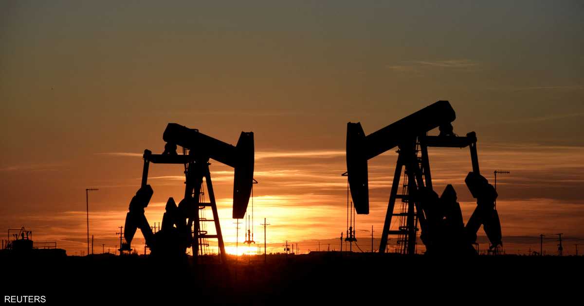 النفط يصعد لكنه يتجه لتسجيل أسوأ خسارة شهرية منذ نوفمبر