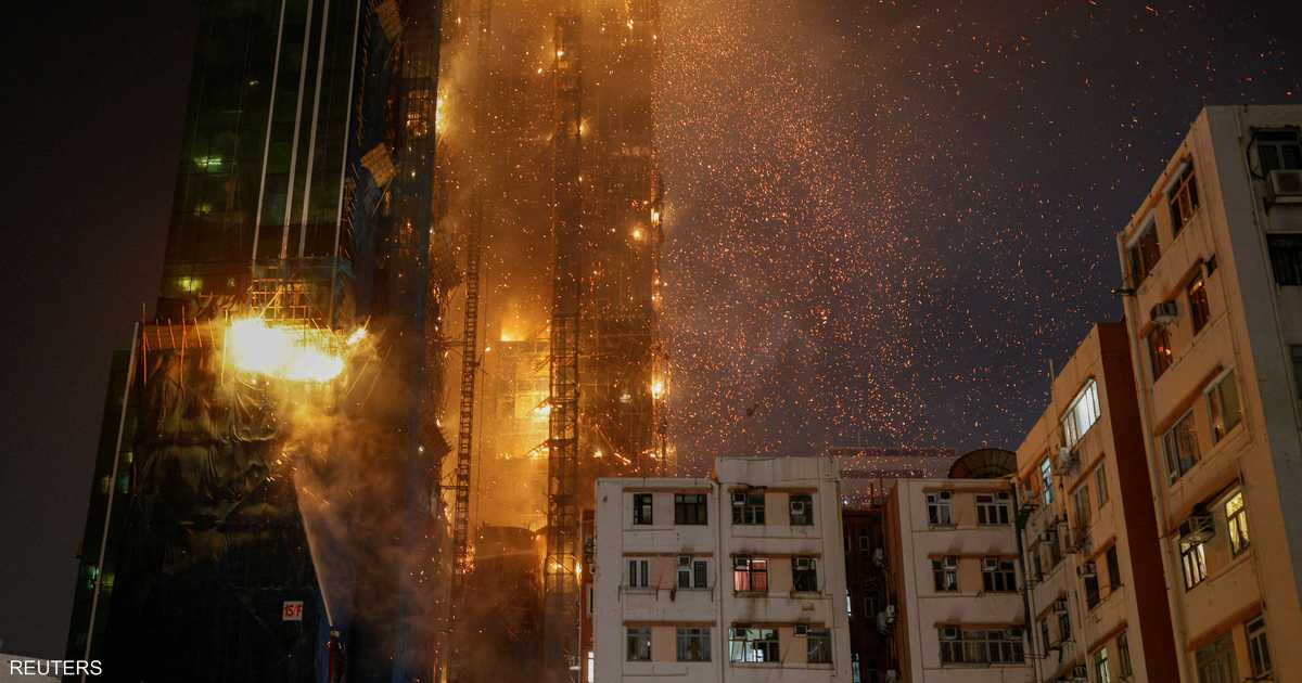 بالفيديو.. حريق كبير في ناطحة سحاب بهونغ كونغ
