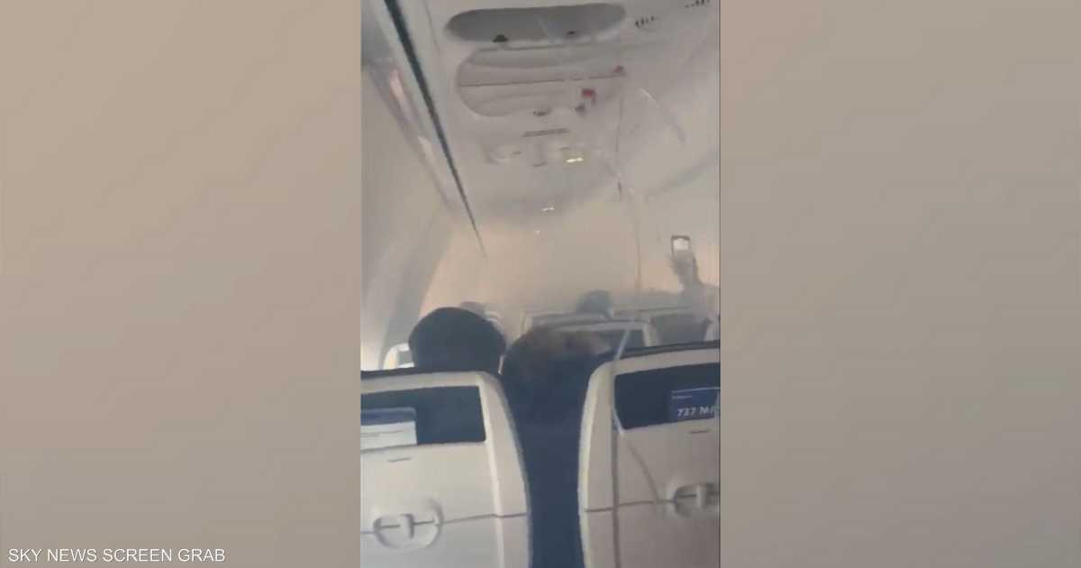 دخان داخل طائرة ورعب في السماء بسبب “سرب طيور”
