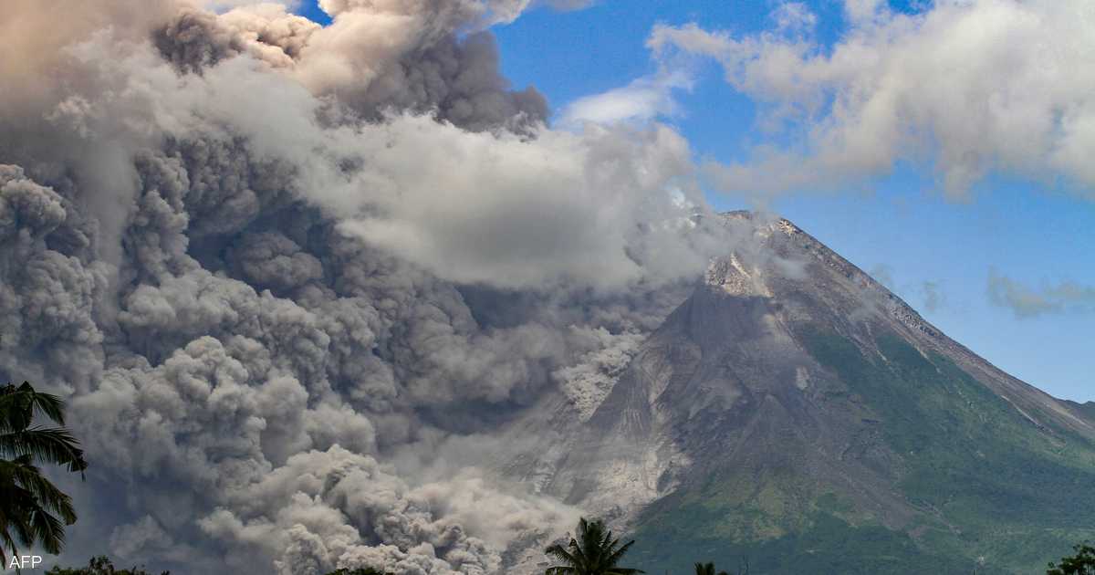 فيديو لبركان يثور في إندونيسيا.. ويطلق سحابة ساخنة