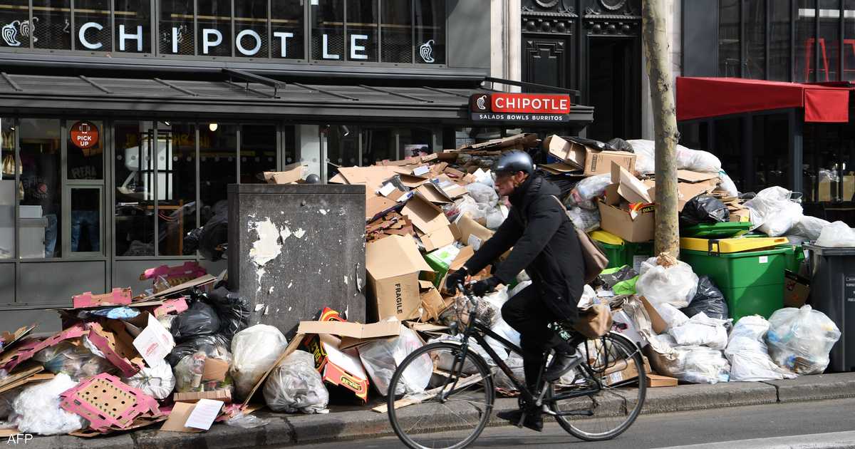 بالصور.. باريس تغرق في القمامة ودعوة للجيش لتنظيف الشوارع