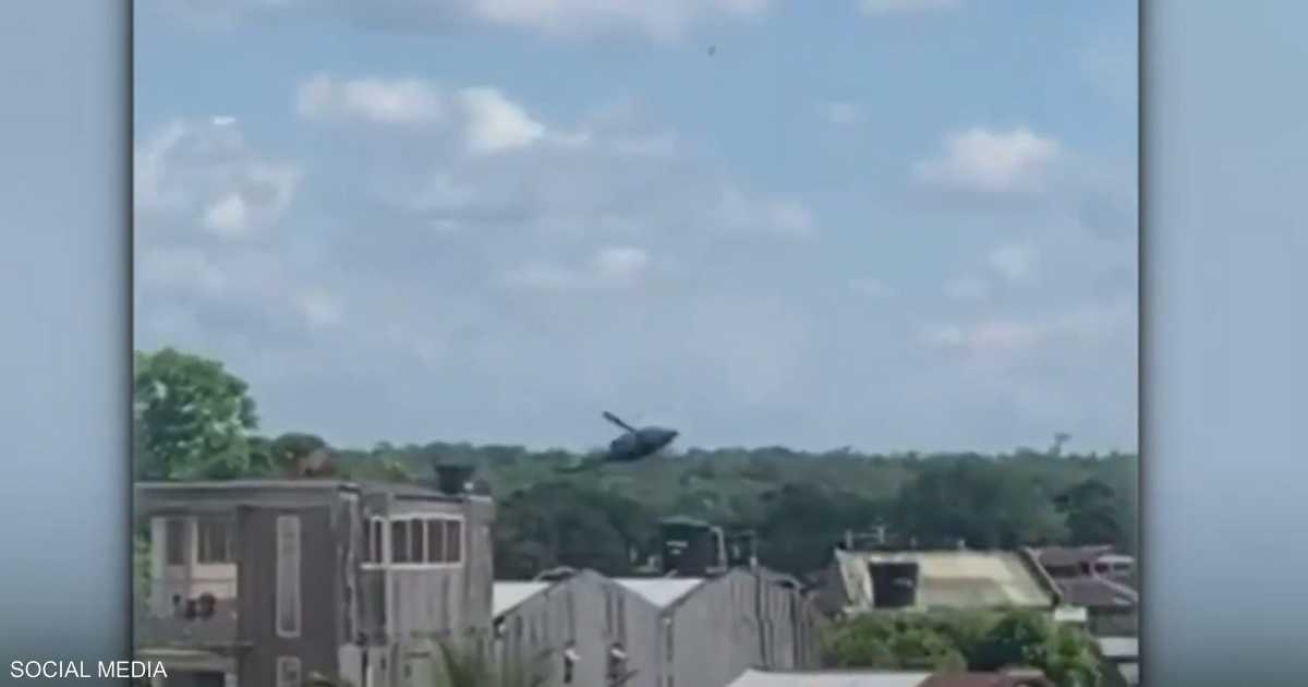 بالفيديو.. تحطم طائرة عسكرية فوق منطقة سكنية