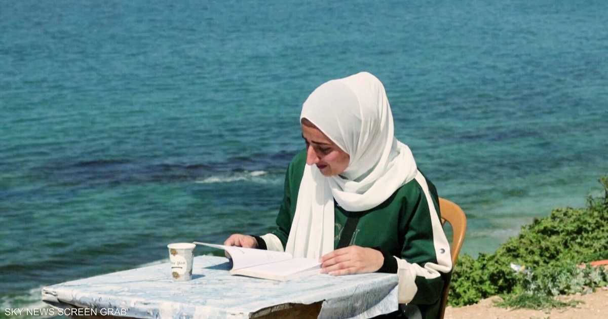 لأجل الثقافة.. مقهى صغير في غزة يقدم خدمة ممتعة
