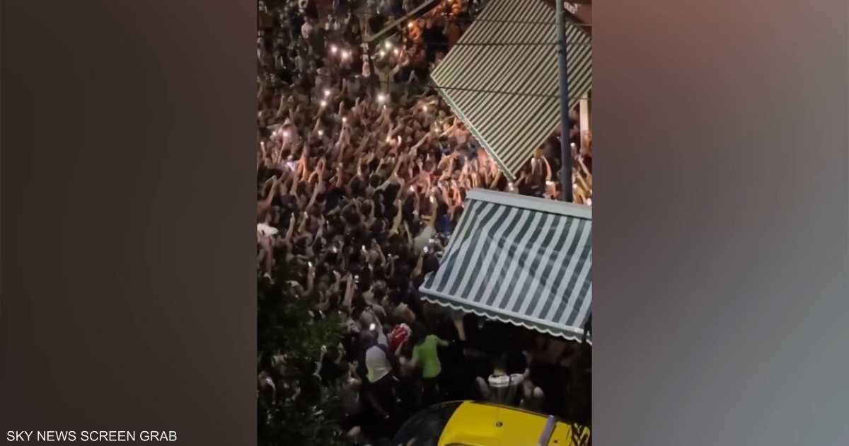 فيديو لا يصدق.. آلاف يحاولون اقتحام “عشاء ميسي” في الأرجنتين