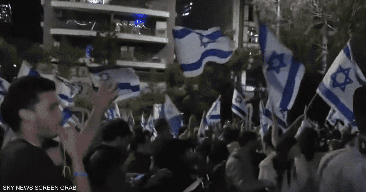 نتنياهو يقيل وزير الدفاع.. وتظاهرات غاضبة في شوارع تل أبيب