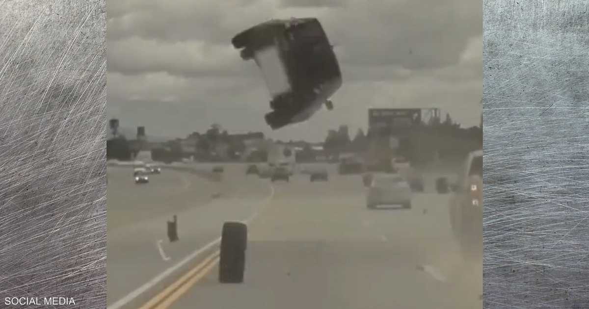 فيديو لحادث أغرب من الخيال.. السيارة حلقت عاليا على الطريق