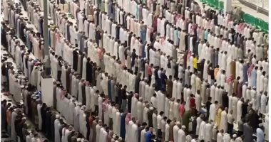 المصلون يؤدون الصلاة بالمسجد الحرام فى سطح التوسعة السعودية الثالثة