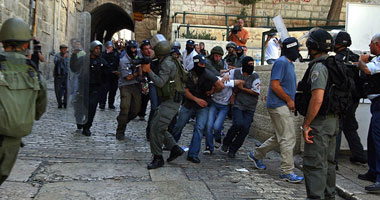 مستوطنون يقتحمون باحات الأقصى بحماية شرطة الاحتلال الإسرائيلى