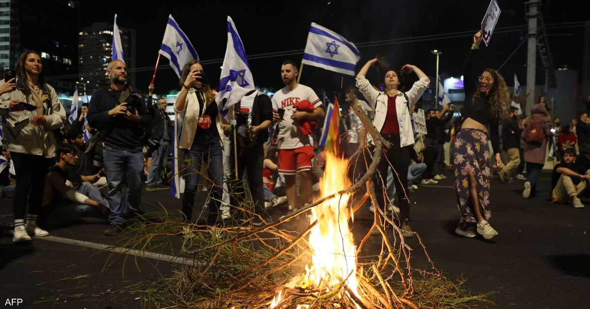 الإسرائيليون يواصلون الاحتجاج رغم تجميد التعديلات القضائية