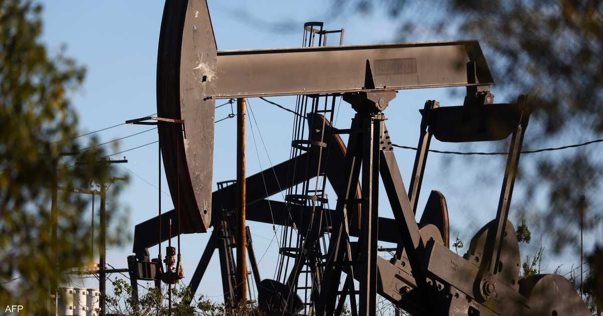 قرار دول أوبك+ يدفع النفط لتحقيق مكاسب للأسبوع الثالث