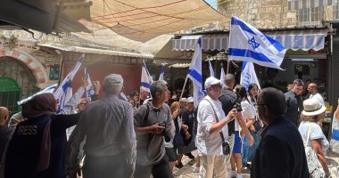 مستوطنون إسرائيليون يعتدون على فلسطينيين مُهددين بالتهجير قسرًا ويذبحون أغنامهم